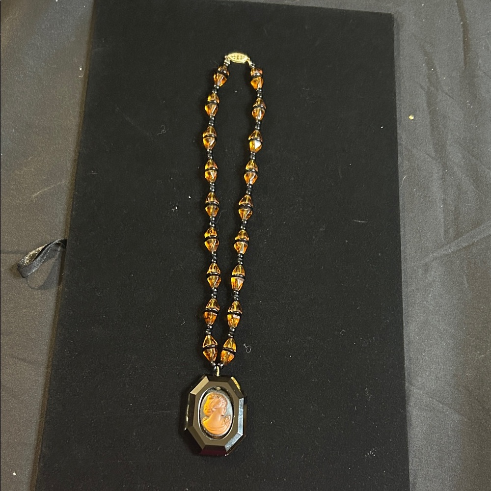 Elegant Vintage Cameo Necklace!
